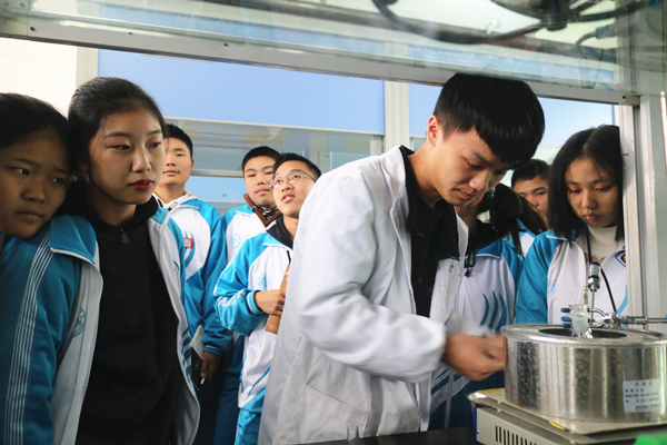 图为吉首市民族中学学生认真观察实验操作 WilliamHill体育