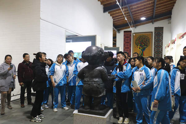 图为李志平老师带领同学参观黄永玉博物馆 WilliamHill体育