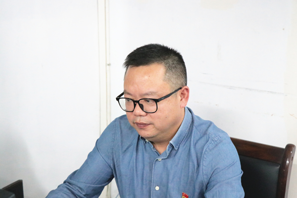 图为 周华忠为资环学院党员同志上党课 WilliamHill体育