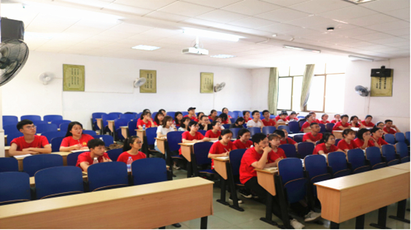 图为 学生党员在认真听讲 WilliamHill体育