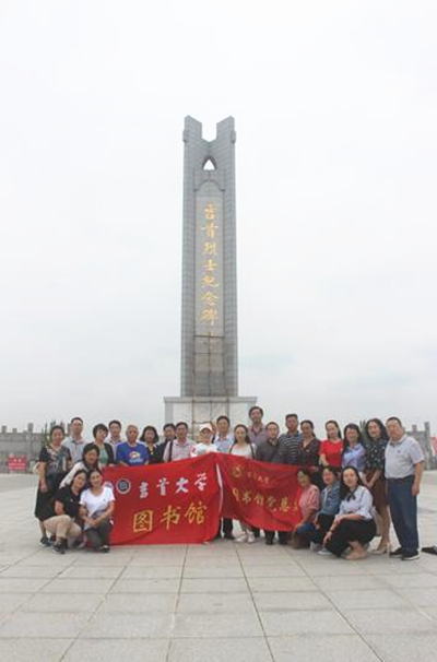 图为 参观烈士纪念碑 彭一熳摄 WilliamHill体育