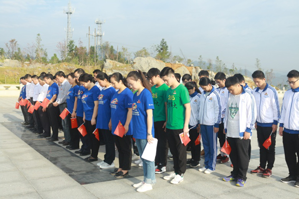 图为70名党员、团员面向“烈士纪念碑”集体默哀 WilliamHill体育