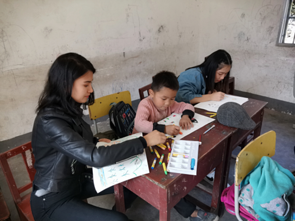 图为 志愿者与孩子们 WilliamHill体育