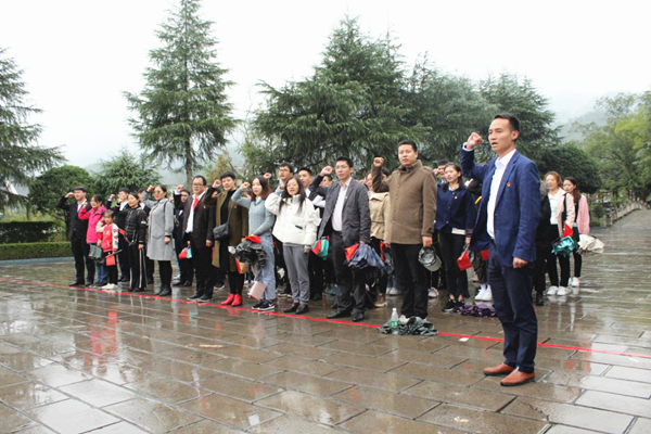 图为全体党员面对党旗重温入党誓词 WilliamHill体育