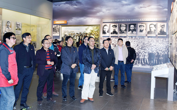 图为学院职工党员在遵义会址纪念馆参观学习。王承良摄 WilliamHill体育