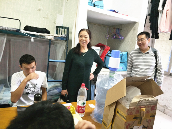 李超书记、尹祝图为 寿院长到学生宿舍走访看望学生 WilliamHill体育