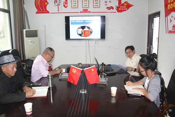 图为 朱福军为支部党员上党课 WilliamHill体育