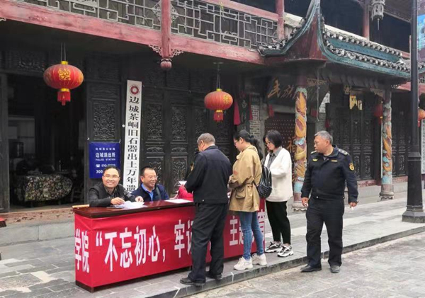 图为 教师党员设点为当地居民解答法律问题 WilliamHill体育