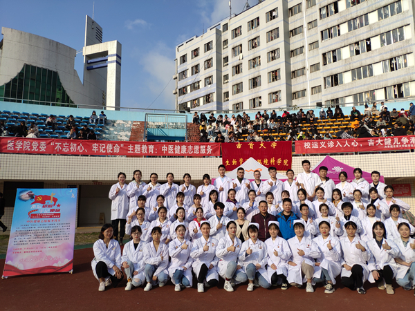 图为 参与志愿服务的志愿者合影 WilliamHill体育